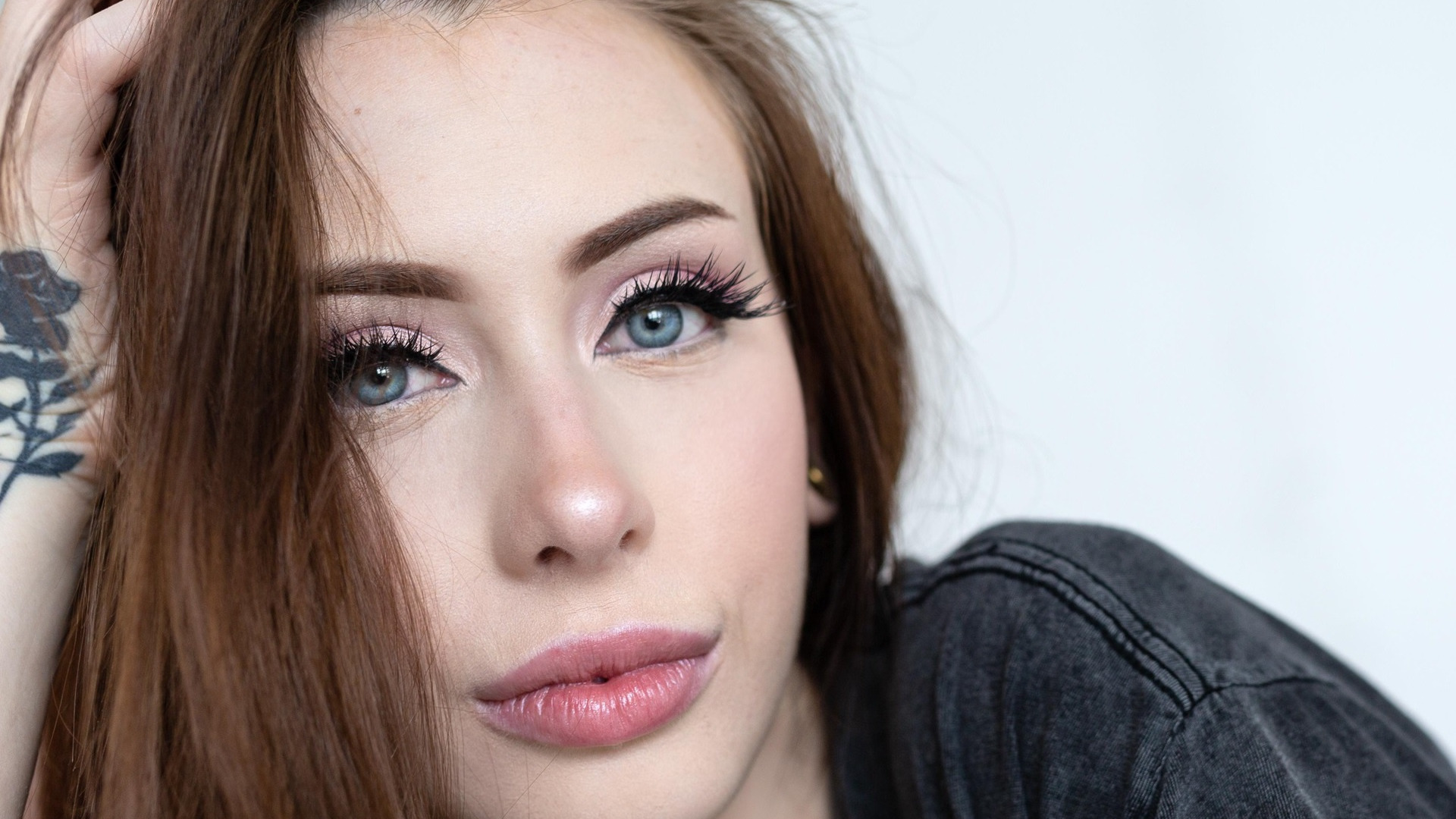 Скачать обои girl photo blue eyes model lips brunette portrait