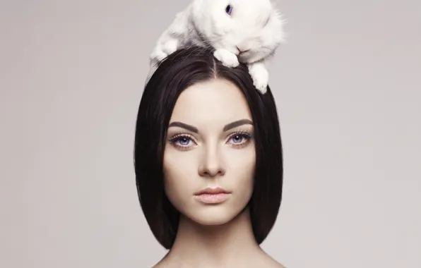 Обои rabbit blue eyes nude brunette на телефон и рабочий стол