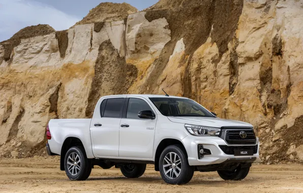 Скачать обои белый Toyota спереди сбоку пикап Hilux Special