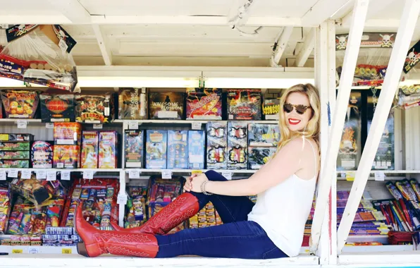 Обои girl smile blonde glasses boots на телефон и рабочий стол