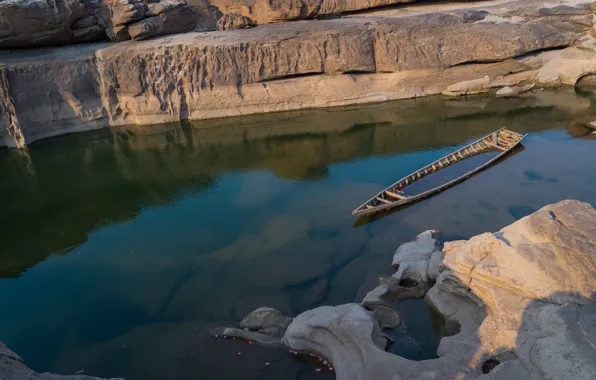 Скачать обои река камни скалы лодка Thailand river nature stone