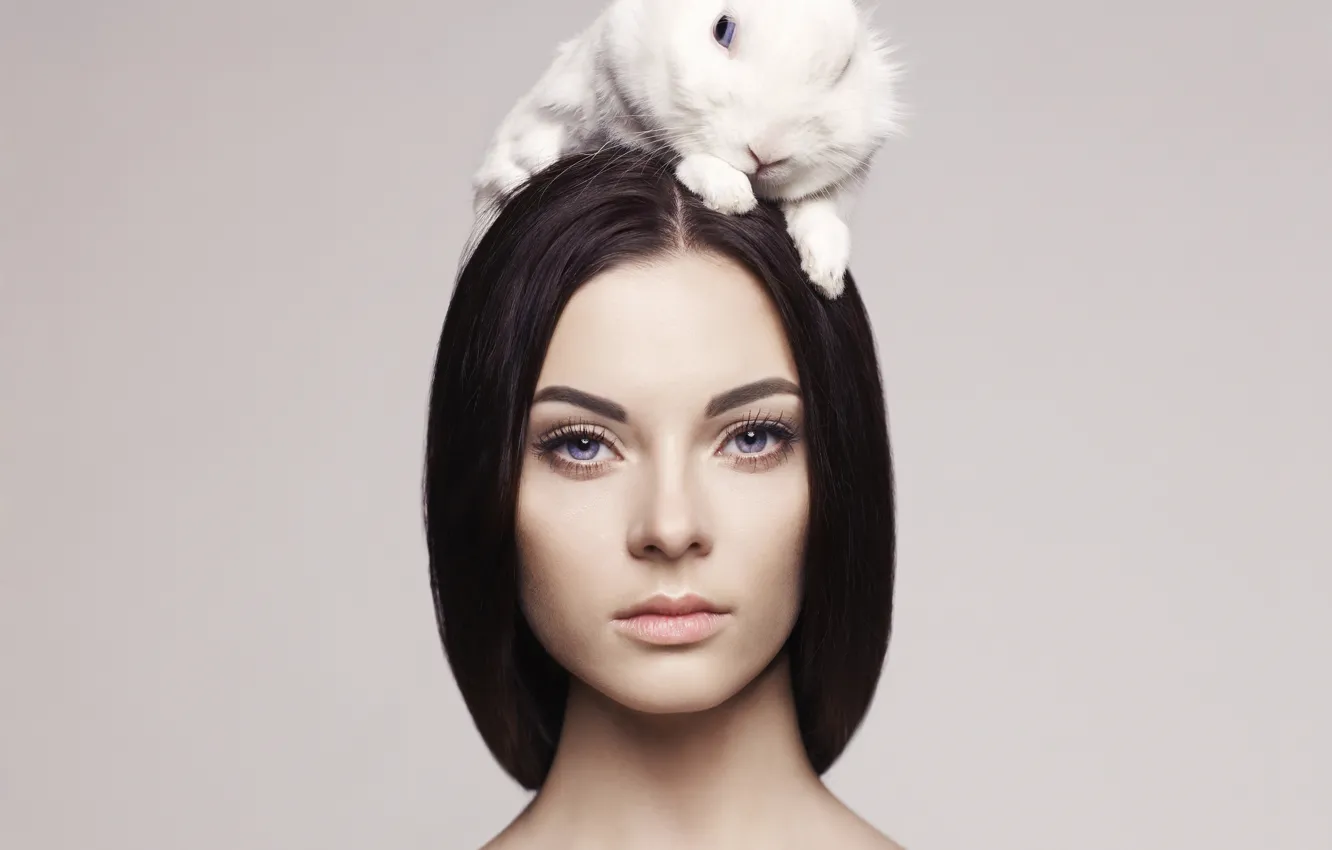Обои rabbit blue eyes nude brunette на телефон и рабочий стол