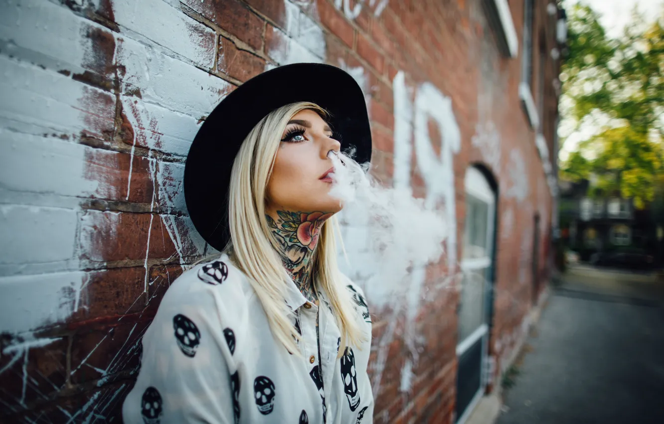 Обои women Smoke Blonde Tattoo Smoking Hat Blue Eyes Against