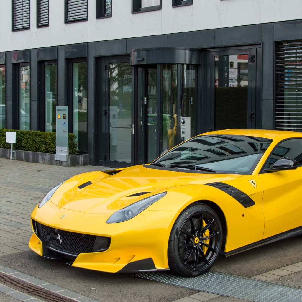 Желтый 12. F12 TDF. Ferrari f12 Yellow. Ferrari f12 TDF винил. Ferrari f12 салон.