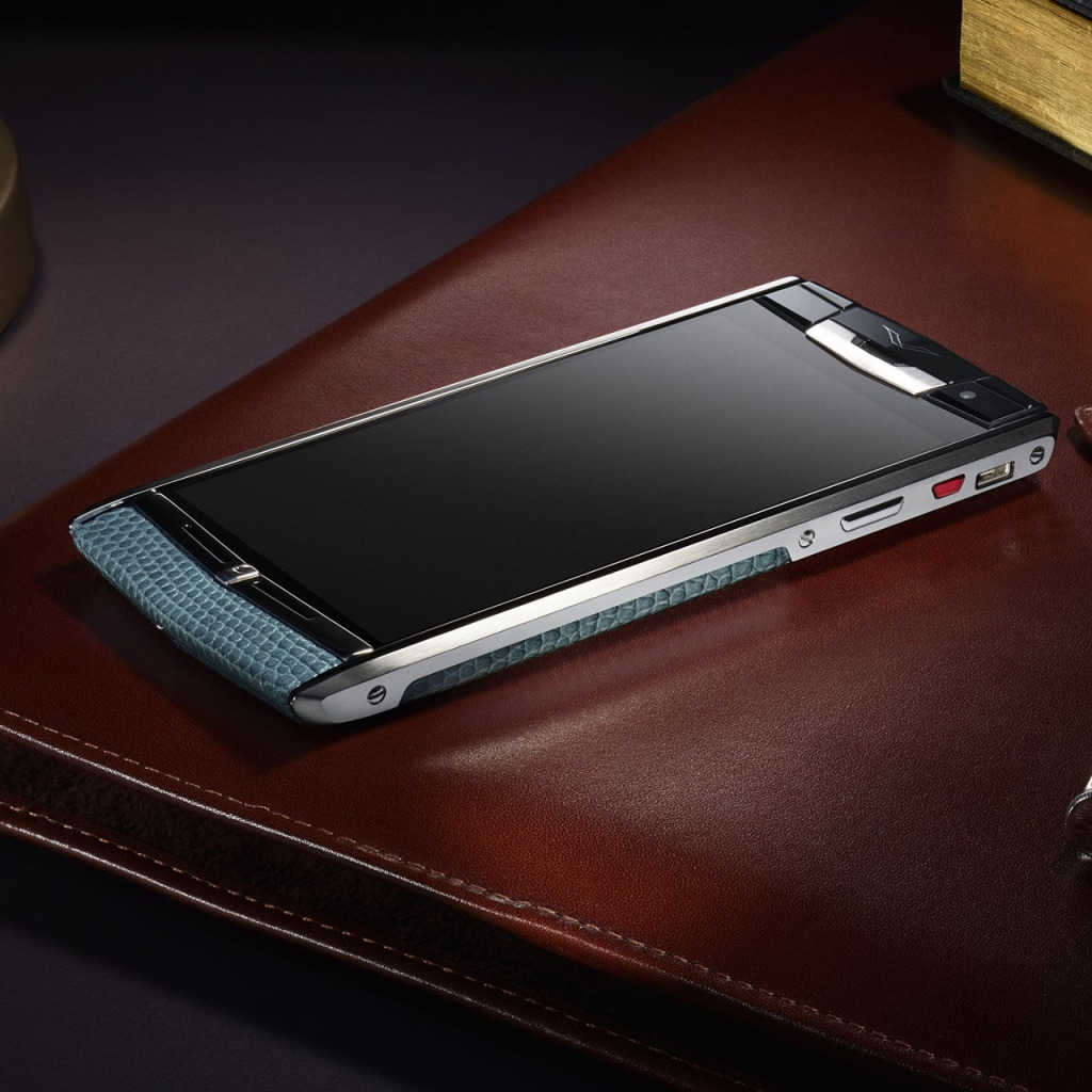 Престижные телефоны. Samsung Vertu. Vertu 2022 смартфоны. Смартфон лежит. Самый дорогой телефон.