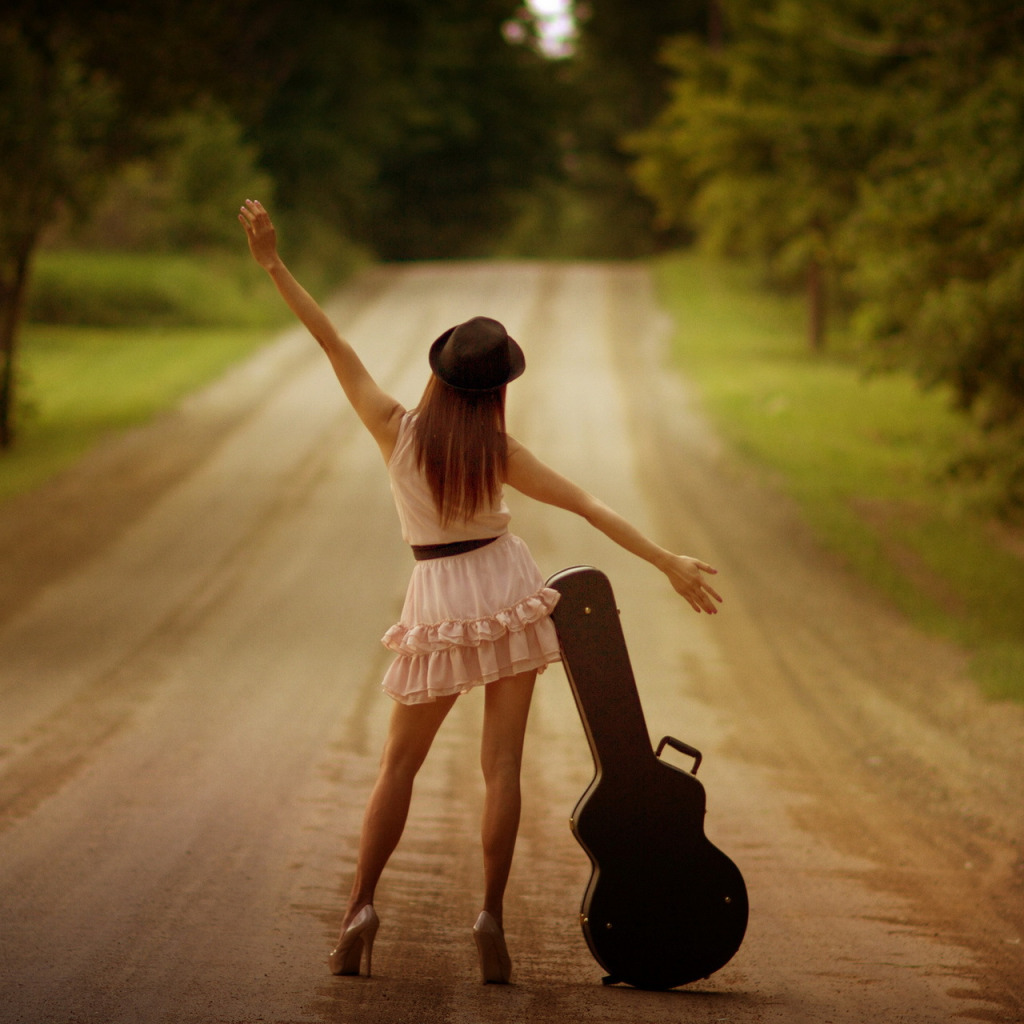 Девушка на дороге. Девушка танцует на дороге. Девушка на дороге со спины. Девушка с гитарой на дороге.