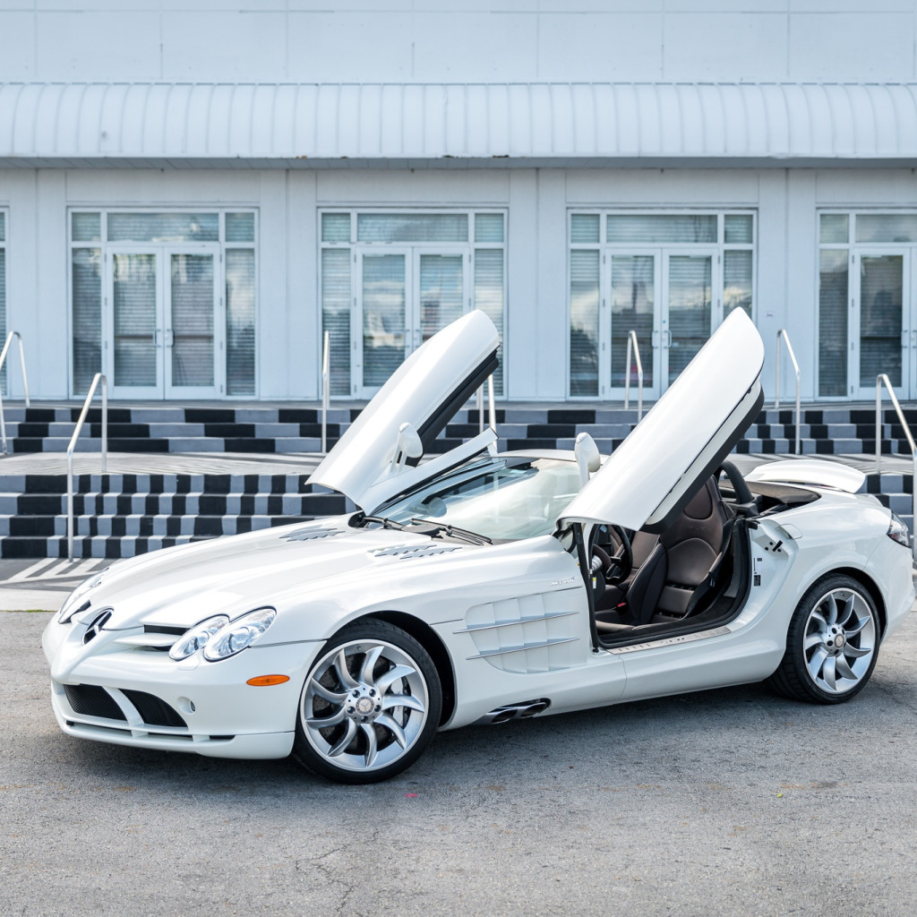 Скачать обои Roadster, Белый, Двери, 2009, Mercedes-Benz SLR McLaren, На  фоне здания, раздел mercedes в разрешении 1024x1024