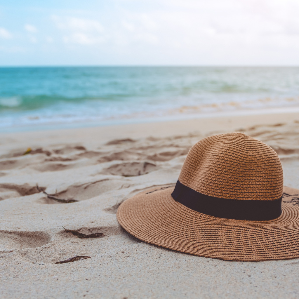 Шляпка на море. Шляпа для пляжа. Соломенная шляпа. Шляпа "отдых". Шляпа на пляже