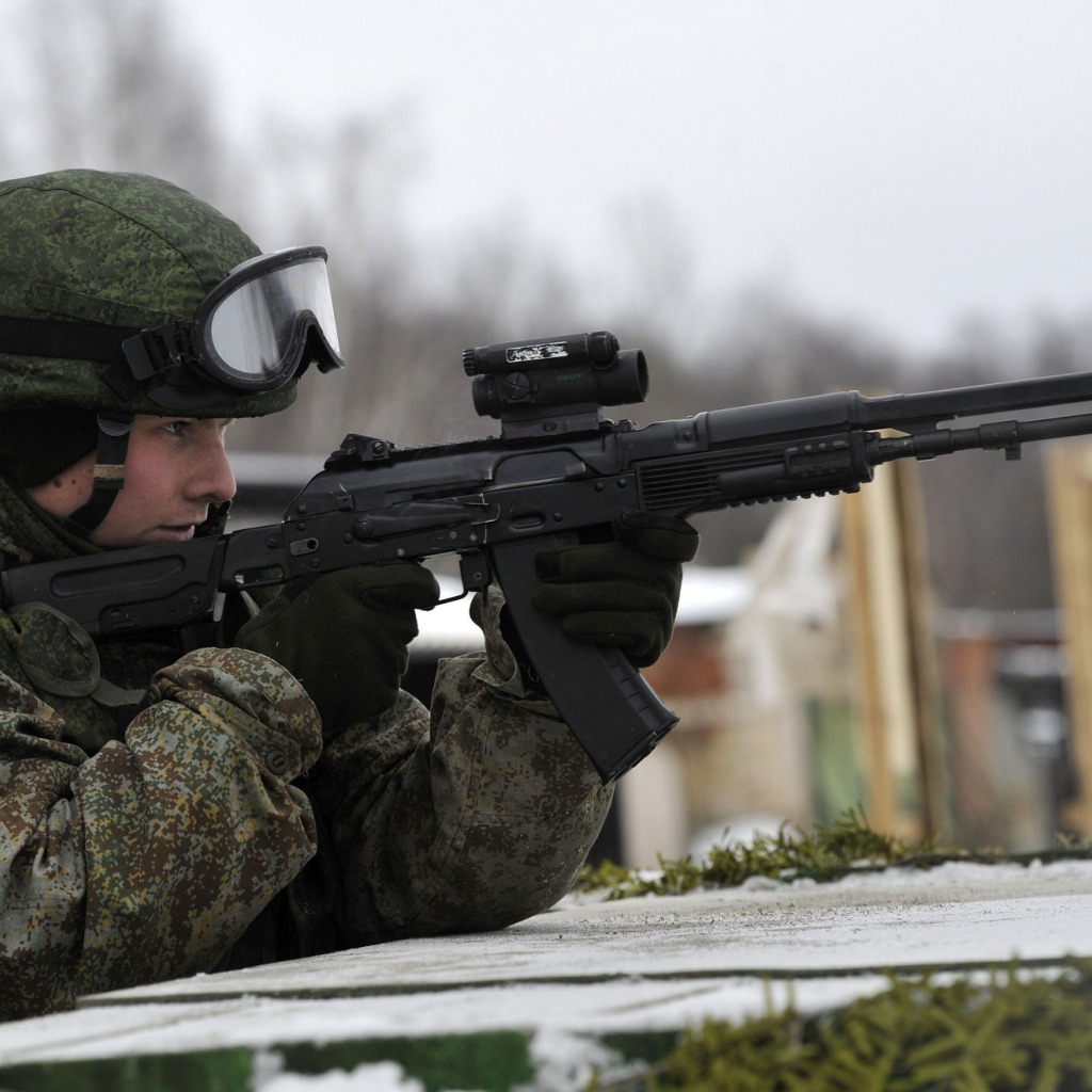 Стрелок какой. АК 12 Ратник. АК 15 Ратник. Солдат с автоматом. Военнослужащий с автоматом.