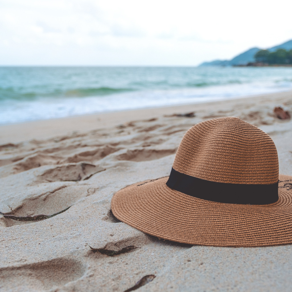 Summer hat. Шляпка на море. Шляпа для пляжа. Соломенная шляпа. Шляпа "отдых".