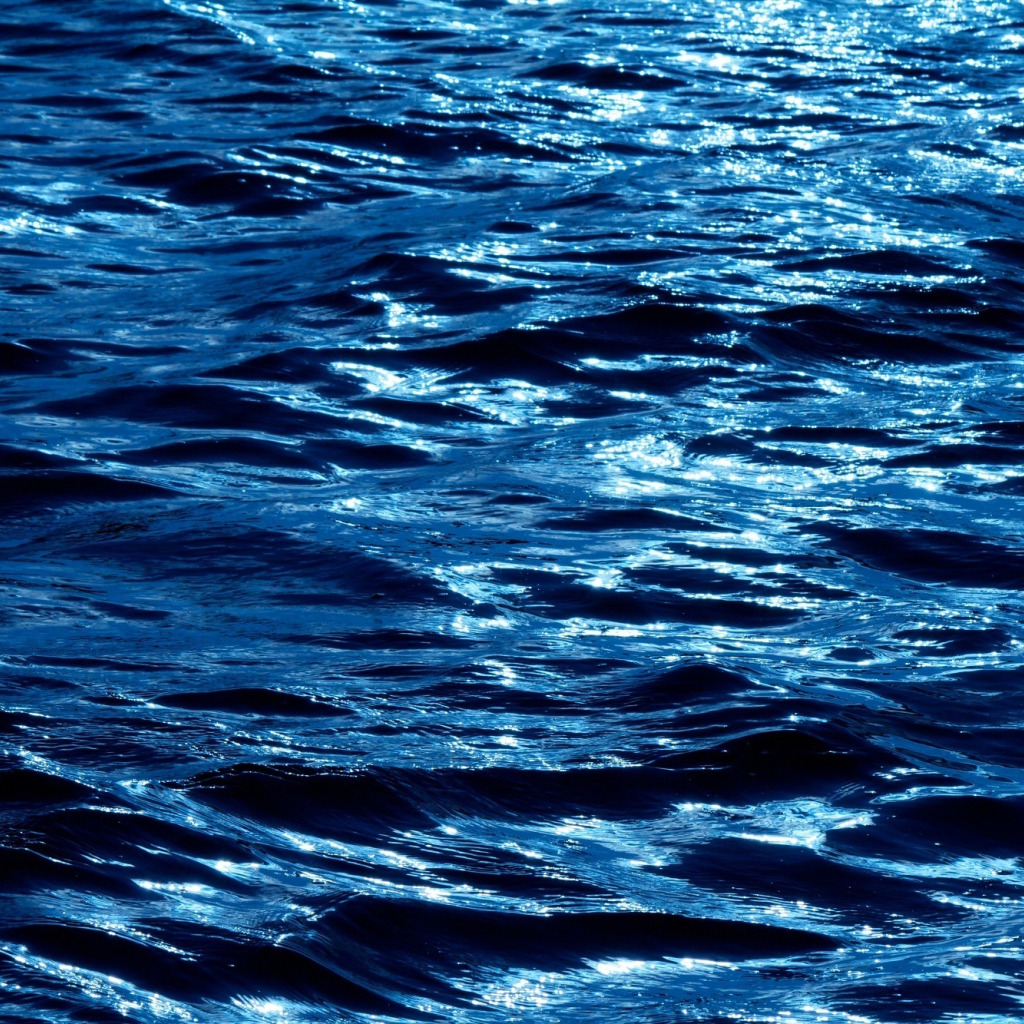 Приснилась вода река. Гладь воды. Синяя вода. Волны на воде. Синяя гладь воды.