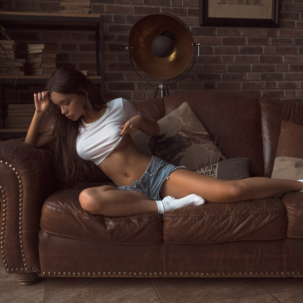 фото девушки на диване в домашних условиях