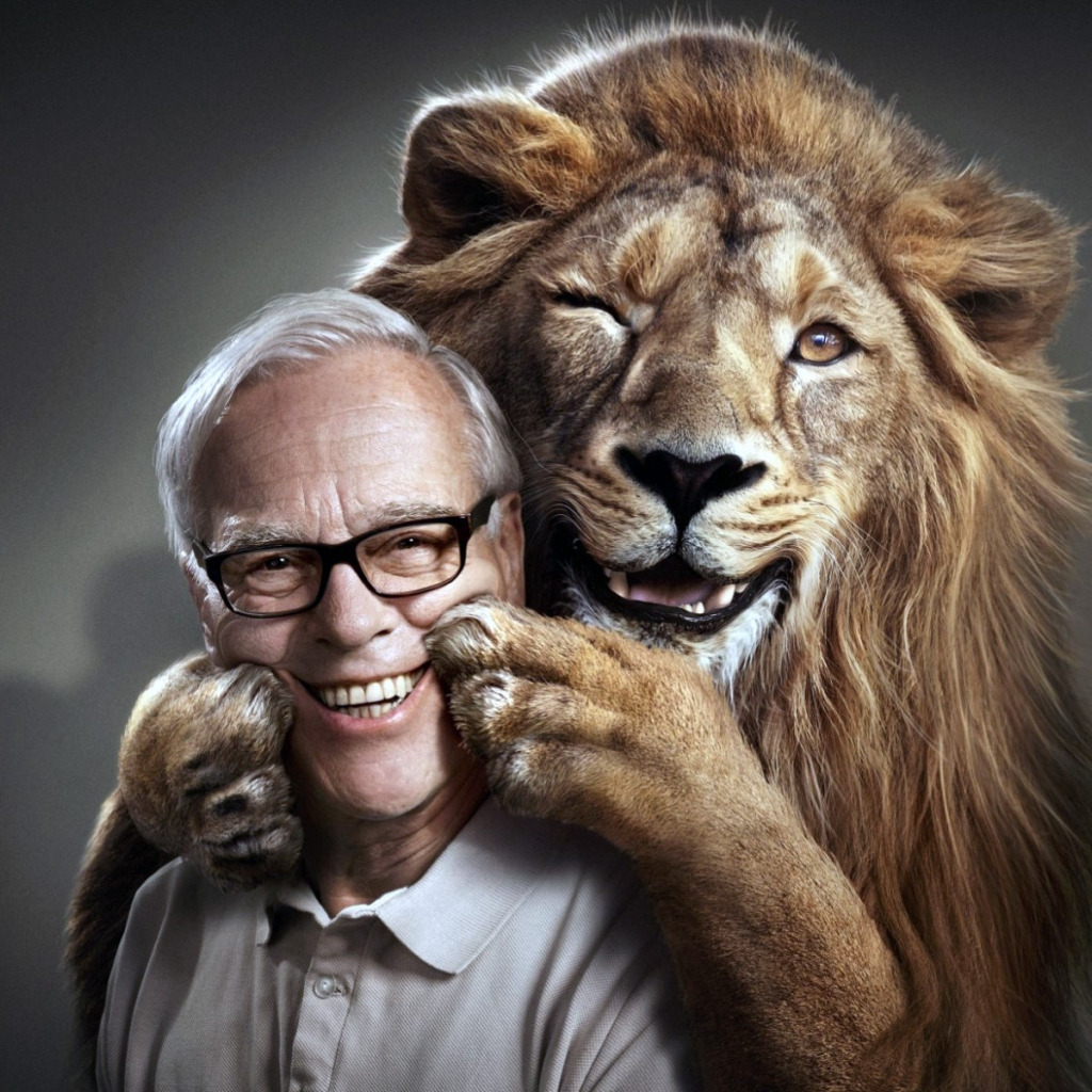 Мужчина лев после 50. Лев улыбается. Человек Лев. О зверях и людях. Люди с животными.