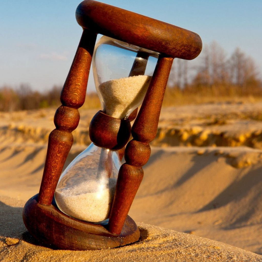 Измерение времени песочные часы. Песочные часы. Старинные песочные часы. Песочные часы природа. Песочные часы жизни.