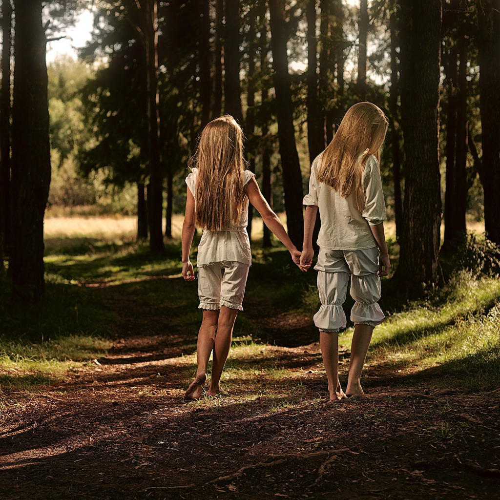 Гуляла девочка в лесу. Две девушки. Девочка гуляет. Человек в лесу. Две девушки гуляют.