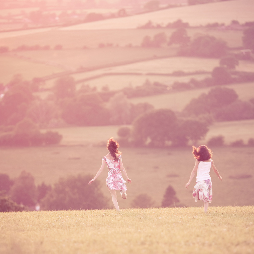 Девочка холмы. Радостный пейзаж фото. Freedom девочка. Девочки гуляют в поле обычное фото. Девочки гуляют в поле для ВК.