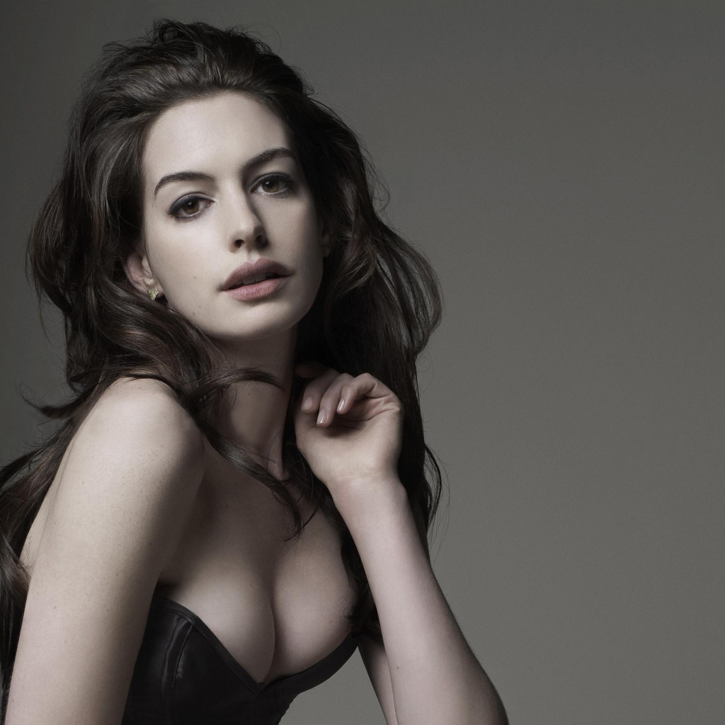 Скачать обои грудь, взгляд, энн хэтэуэй, anne hathaway, раздел девушки в  разрешении 1024x1024