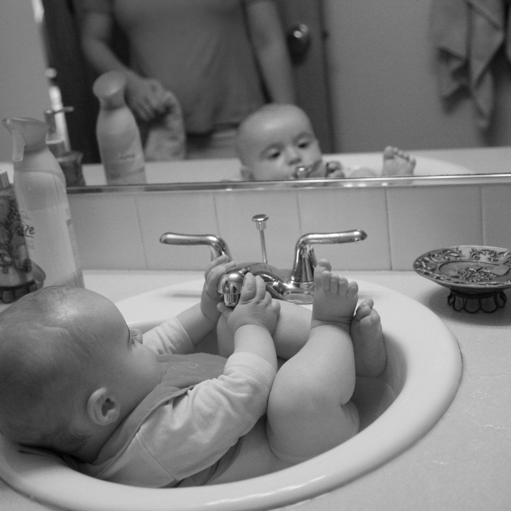 К чему снится купаться в ванне. Малыш в ванной. Раковины с купающимся детьми. Раковина для подмывания младенцев. Грудничок в ванной.