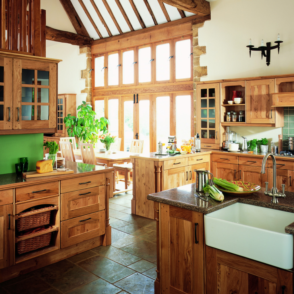 Кухни хорошие деревянные. Кантри стайл кухня. Кухня в деревенском стиле. Кухонный гарнитур в стиле Кантри. Деревянная кухня в деревенском стиле.