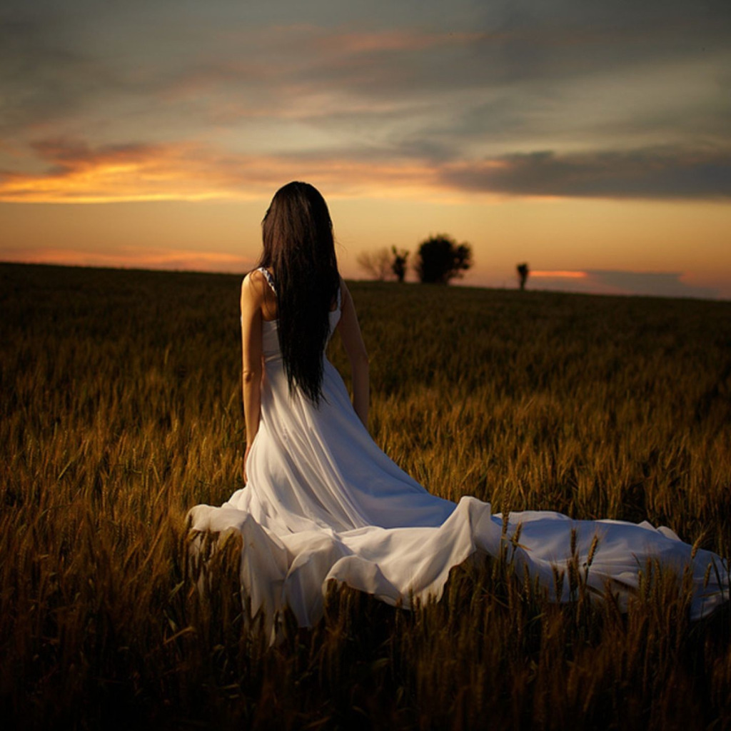 Длинные волосы ночь. Девушка в поле. Женщина со спины. Девушка в длинном белом платье. Романтичная девушка.