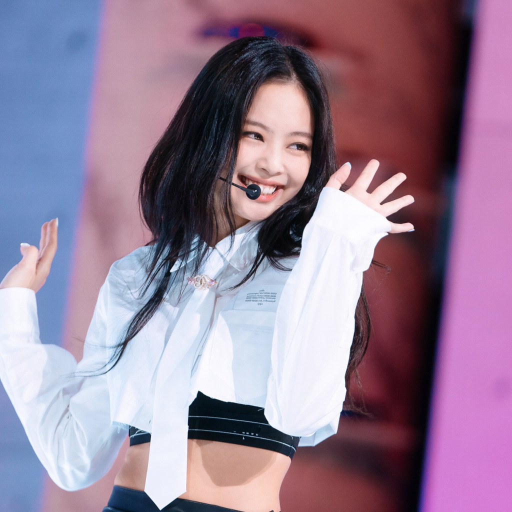 Black Pink Jennie йога