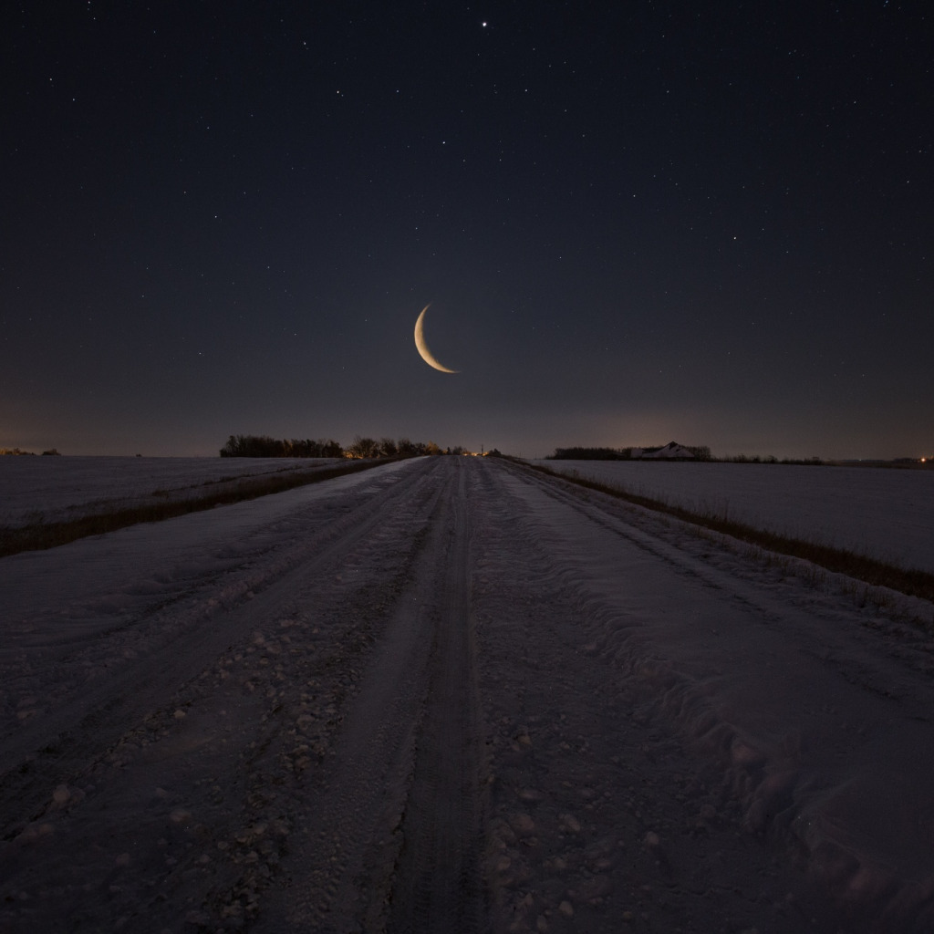 Долгая дорога и луна. Длинная ночь. Лунная дорога. Ночь Луна дорога. Ночь впереди.