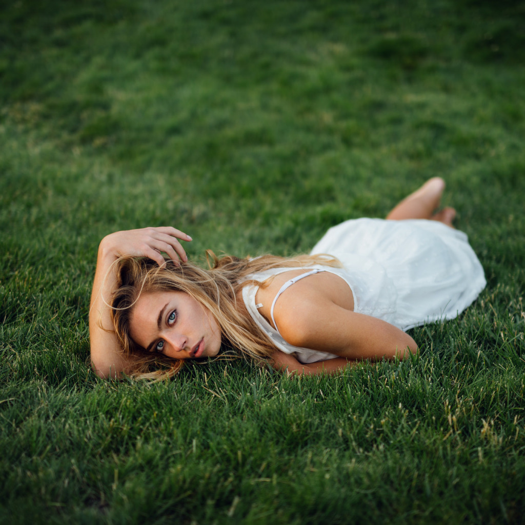 Красивые девочки сверху. Девушка лежит на лужайке. Фотосессия на траве. Фотосессия на газоне. Красивые позы на газоне.