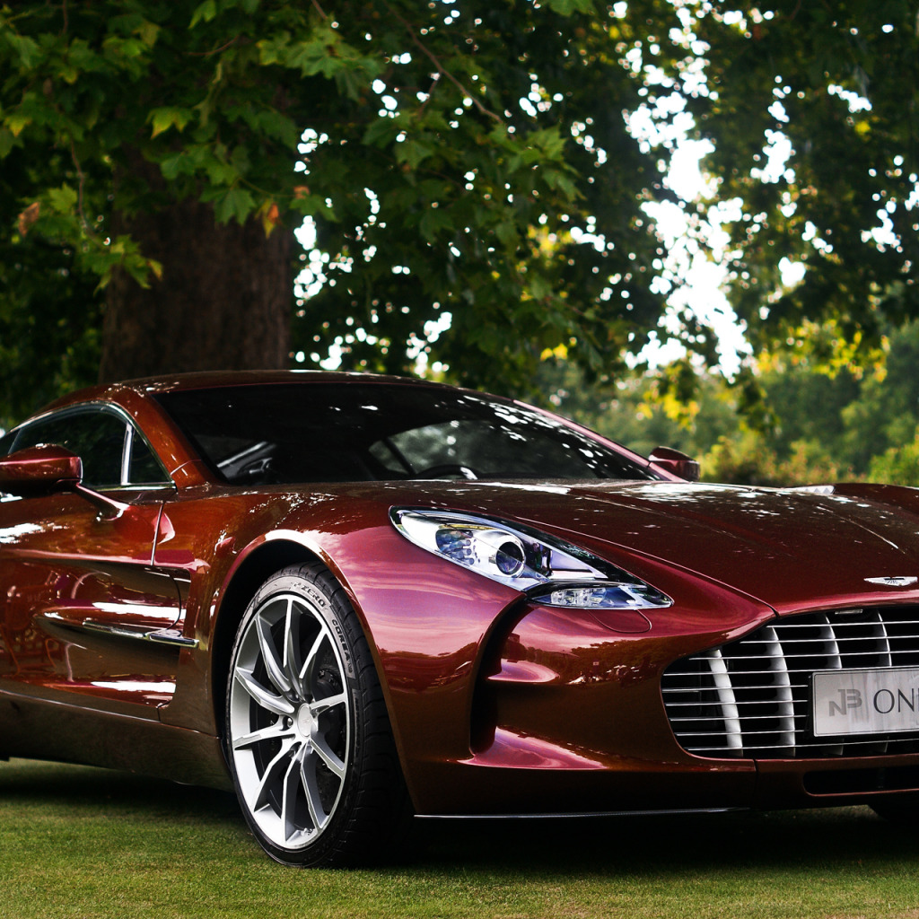 Aston Martin one-77 красный.