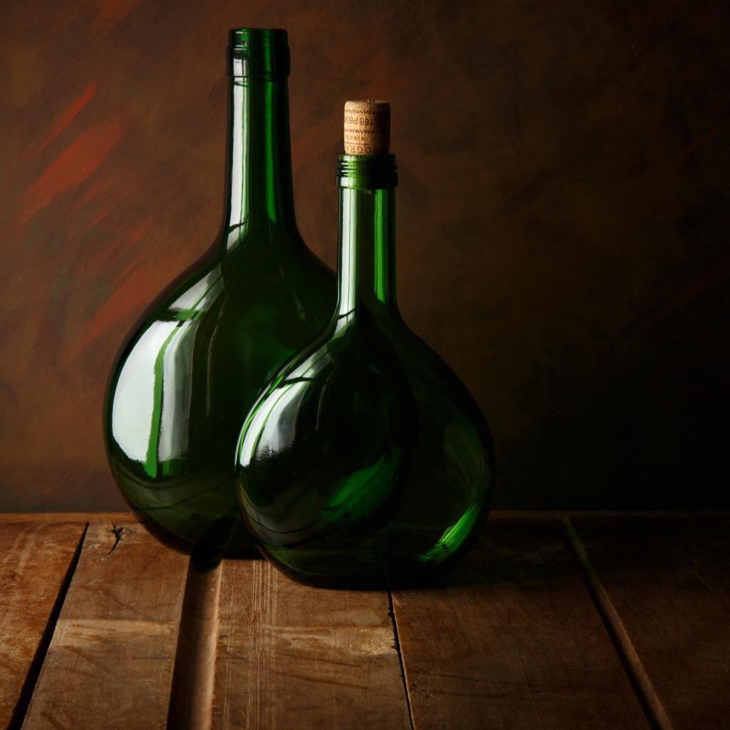 Стеклянные бутылки темная. Стеклянная бутылка. В бутылке зеленый. Бутылка зеленая стеклянная. Натюрморт с бутылкой.