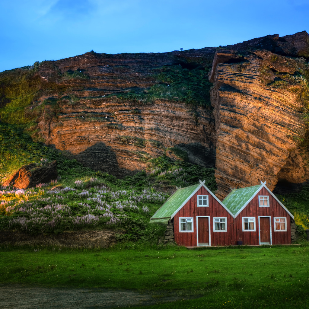 Гослинг домик под скалой. Исландия. Исландия пейзажи. Красивые места. Исландия домики высокое разрешение.