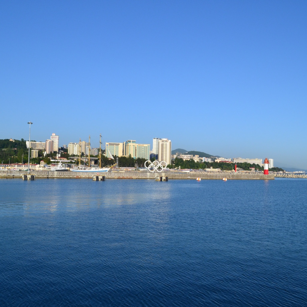 Сочи море. Парк на морской набережной. Вид с корабля Сочи. Фото Сочи море набережная.