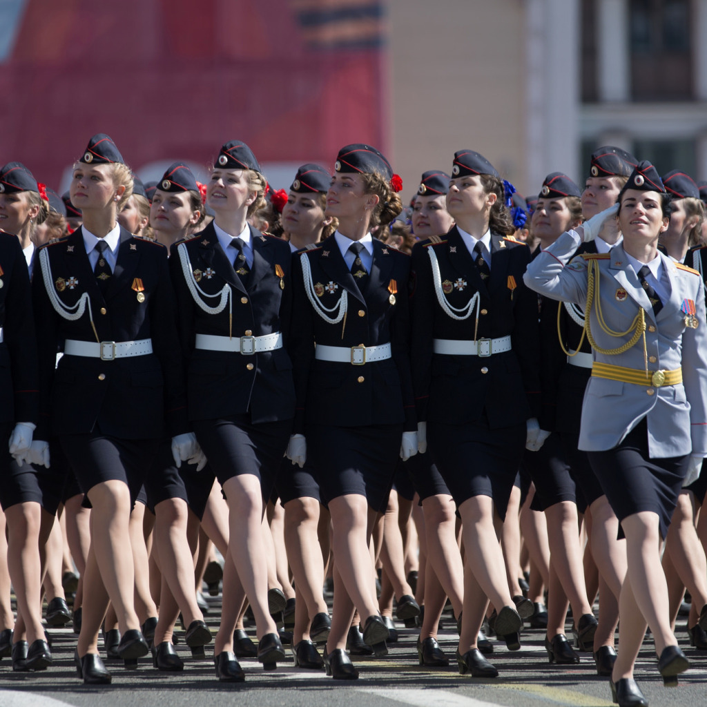 Парад приколов. Женщины на параде. Женщины на параде Победы. Военный парад. Девушки на параде в Москве.