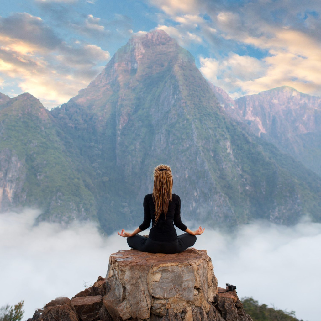 Медитация гора. Йога в горах. Уединение медитация. Медитация в горах. Гармония природы.