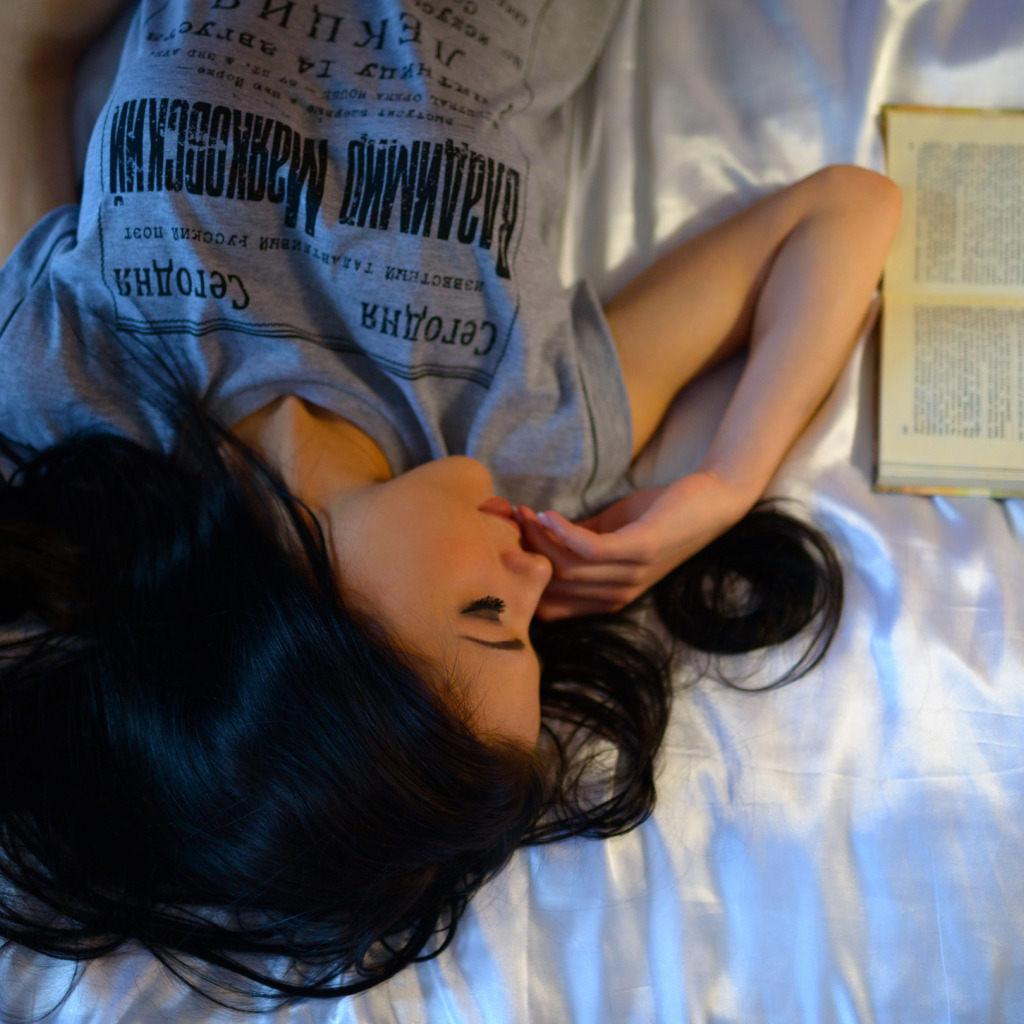 Пока брюнетка спала. Фото спящей брюнетки из Оренбурга. Эстетичная футболка в кровати. Девушка без лица подняла майку на кровати.