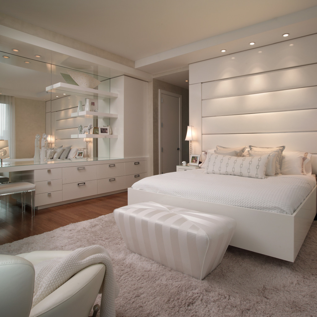 Спальня белая мебель фото. Интерьер спальни. Спальня в Светлом стиле. Светлая спальня в современном стиле. Комната в белом стиле.