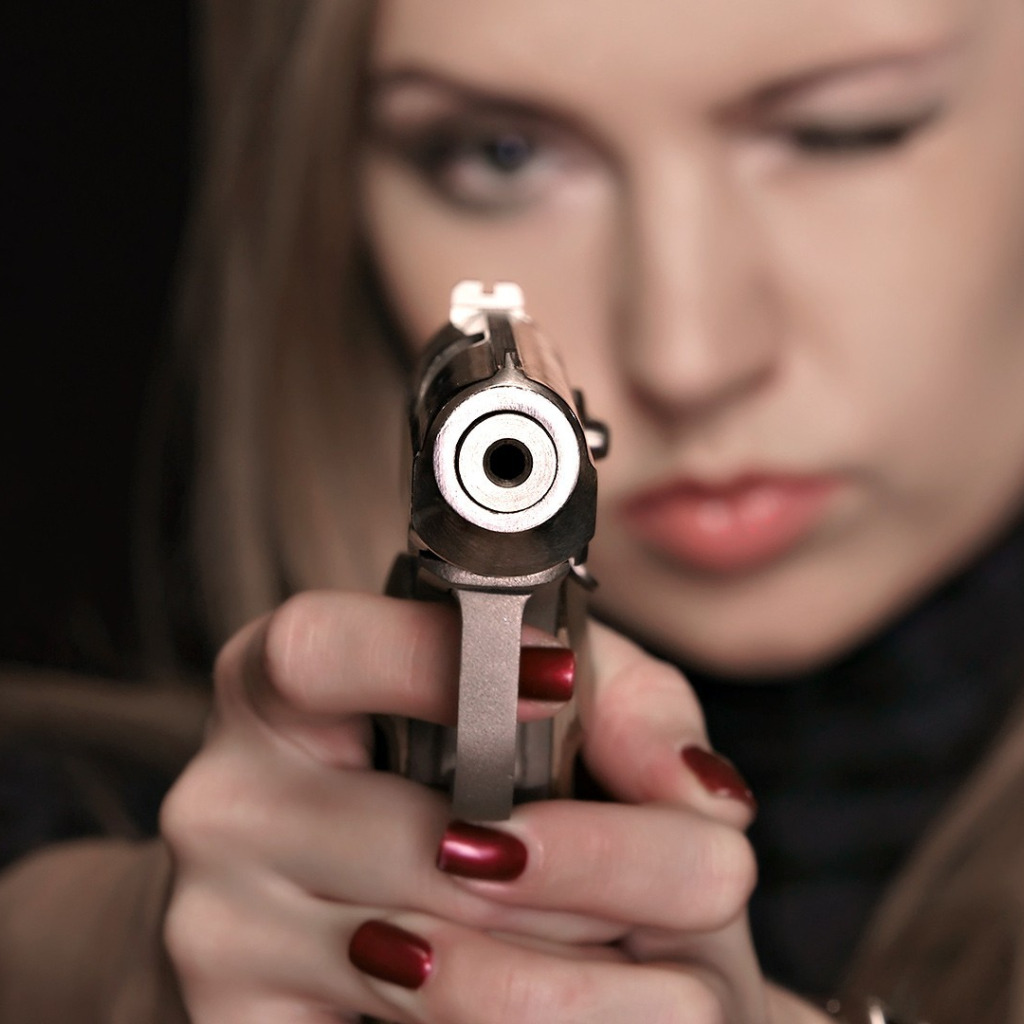 Девушка с пистолетом. Девушки с пистолетом в руках. Женская рука с пистолетом. Фотосессия с пистолетом. Угрожал девушке пистолетом