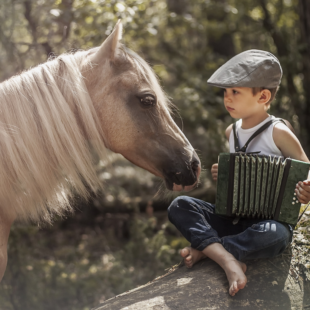Мальчик на лошадке. Мальчик на лошади. Мальчик и конь. Мальчишки на лошадях.