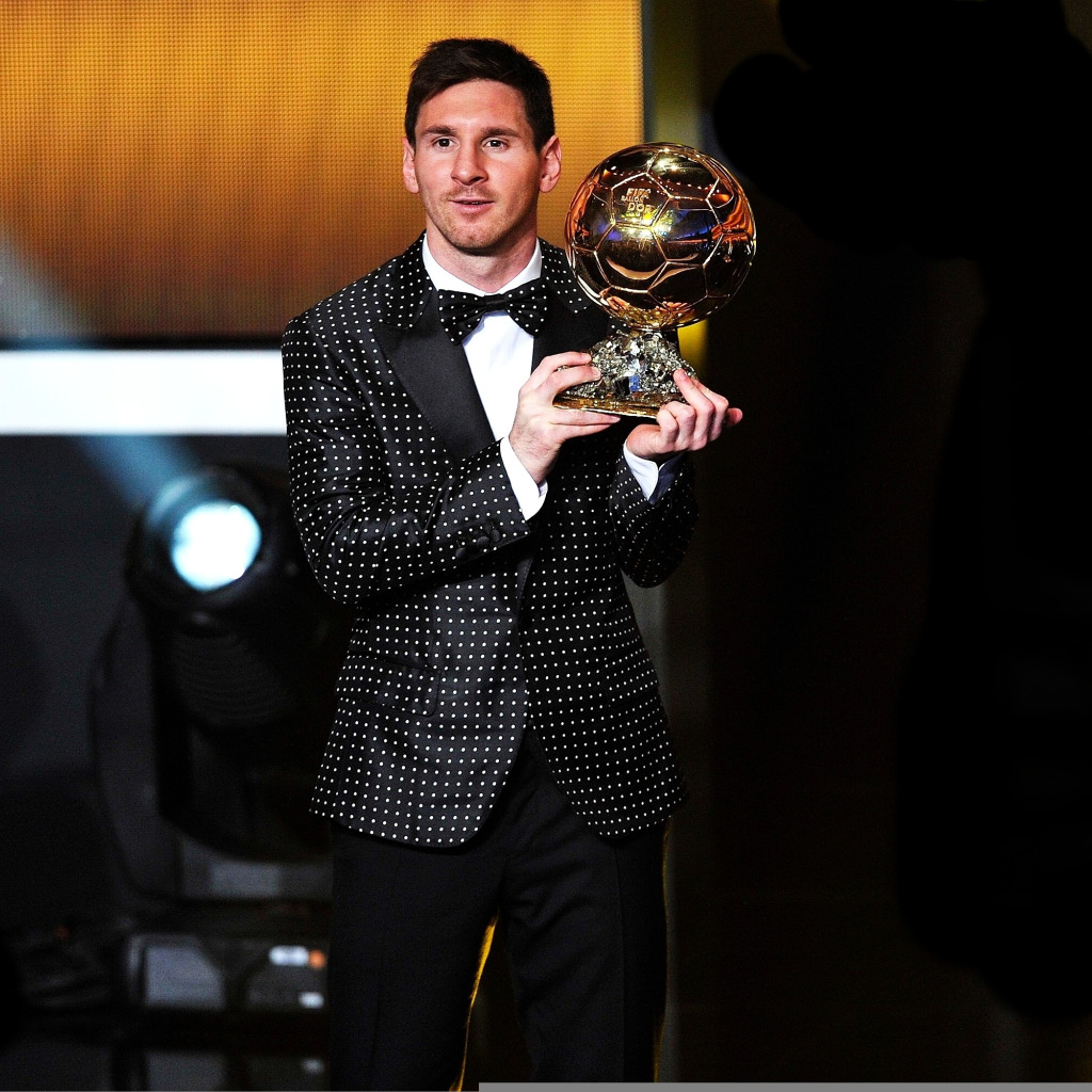 Почетная награда футболиста. Лионель Месси с Кубком. Messi Ballon d'or 2012. Лионель Месси 2012. Лионель Месси золотой мяч 2019.