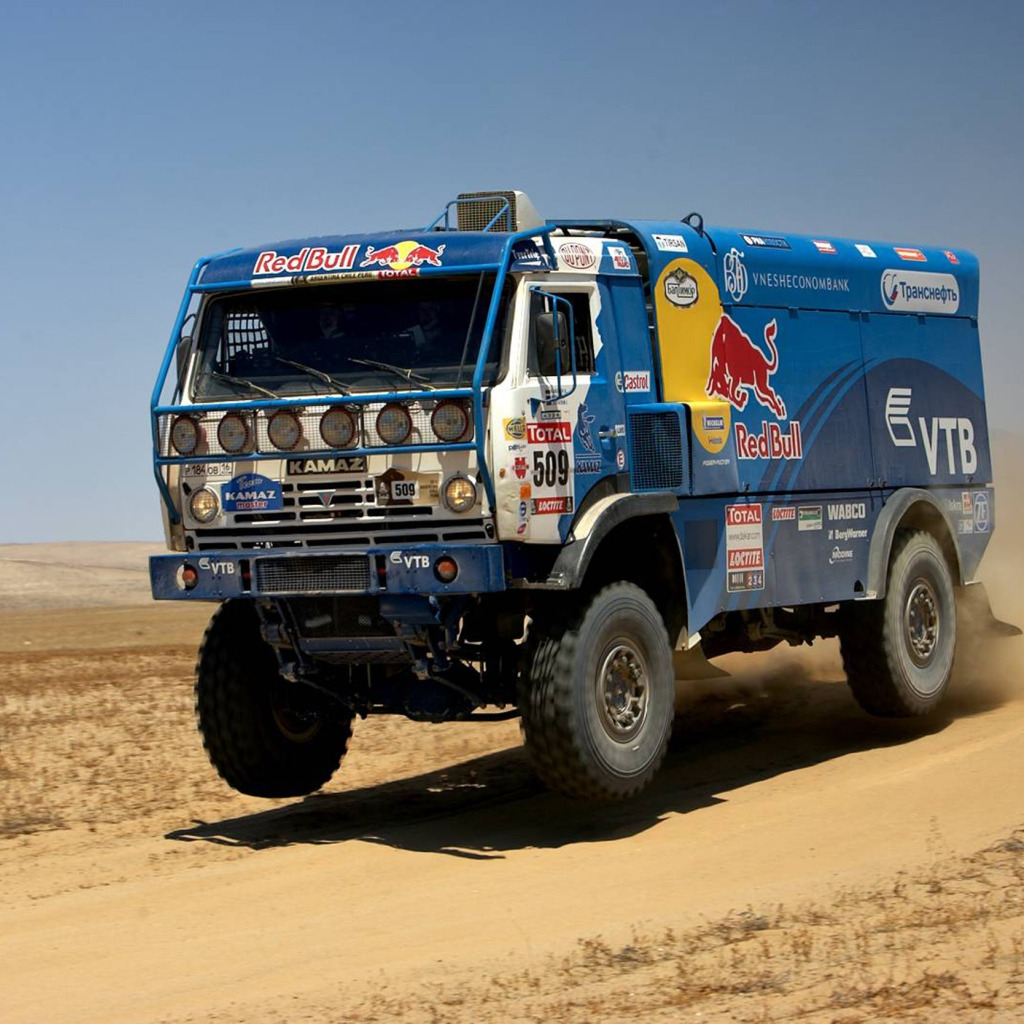 Скачать обои Скорость, Грузовик, Фары, Red Bull, KAMAZ, Rally, КАМАЗ,  Dakar, раздел грузовики в разрешении 1024x1024