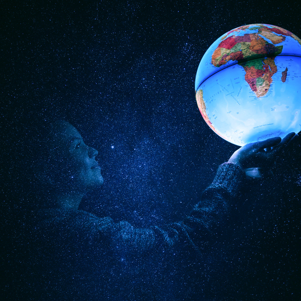Стихотворение ночью я чинила глобус. Девушка на фоне космоса. Земной шар. Планета женщин. Девочка космос.