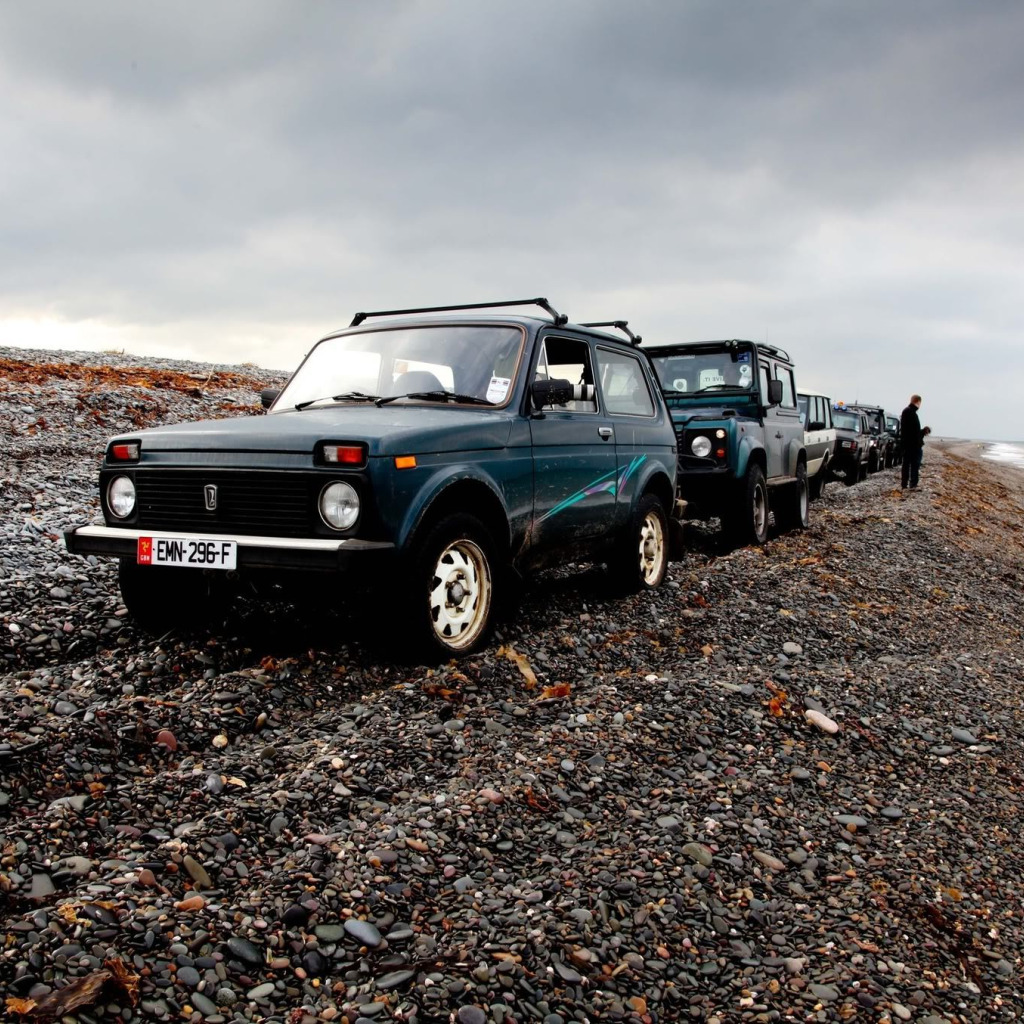 Телефон нива. Нива Land Rover. Lada Niva off-Road. ВАЗ 2121 off Road вертикальная.. Нива под ленд Ровер.