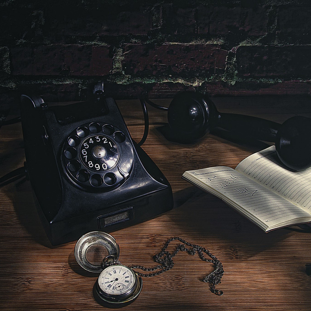 Телефонная трубка на столе. Телефон на столе. Эстетика старого телефона. Телефон Эстетика. Старые вызовы на телефон