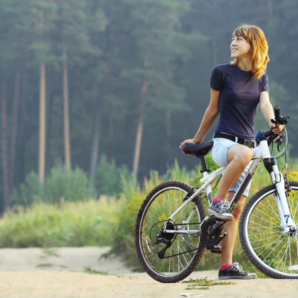 2ke velo. Кататься на велосипеде. Прогулка на велосипеде. Человек на велосипеде. Велосипед для велопрогулок.