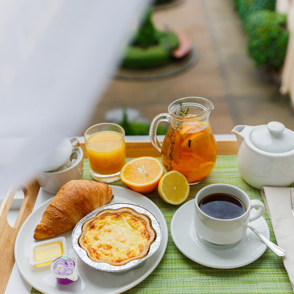 Завтрак. Вкусный и красивый завтрак. Утро кофе завтрак. Воскресный завтрак. Апельсин на завтрак