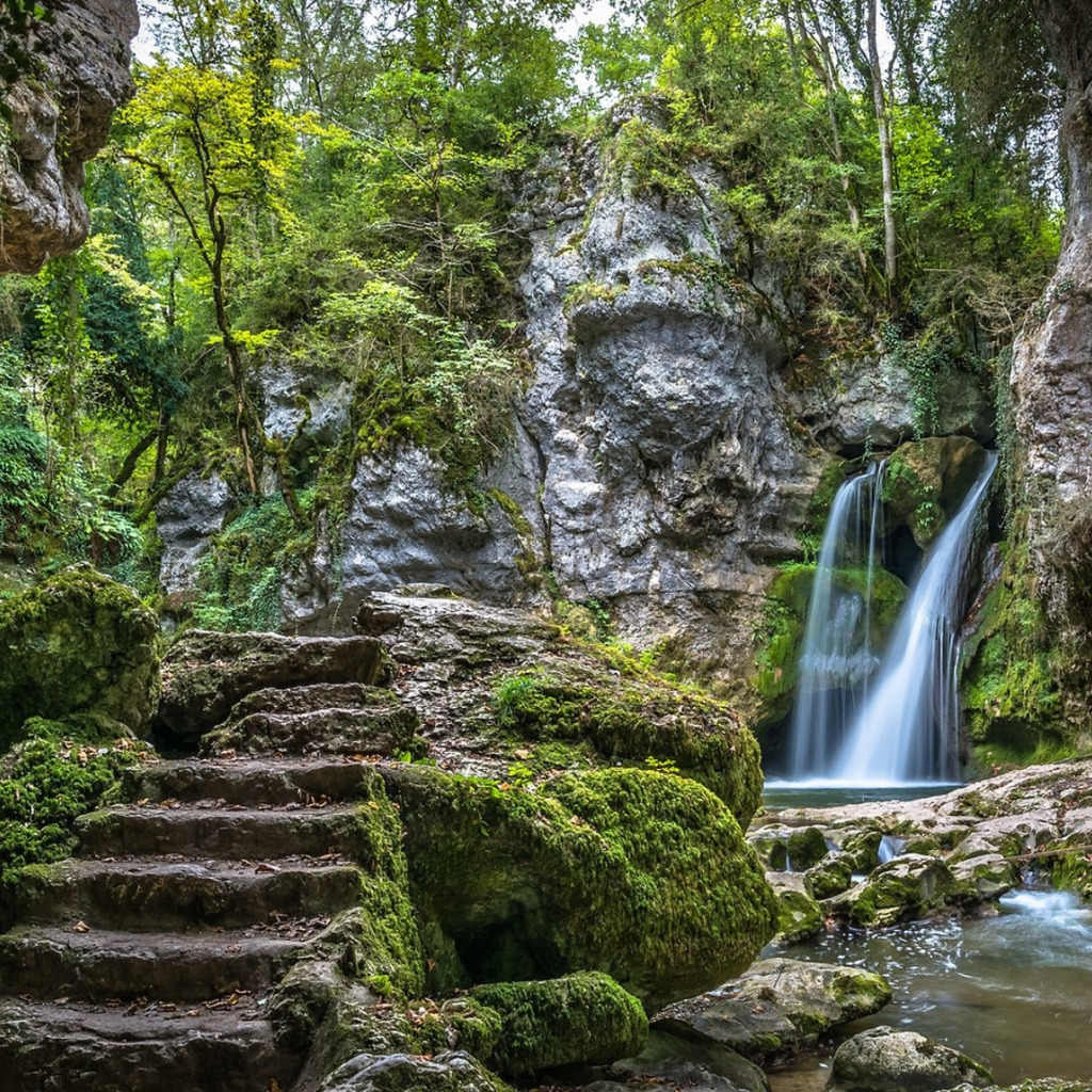 Лестница с водопадом