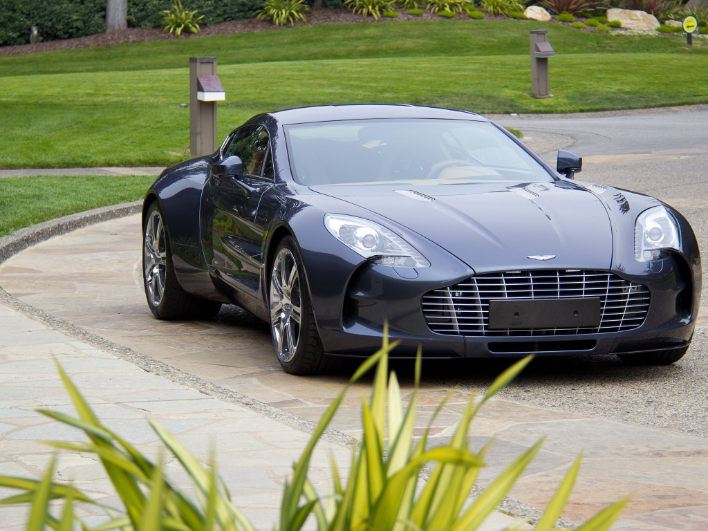 Aston Martin one 77 синий