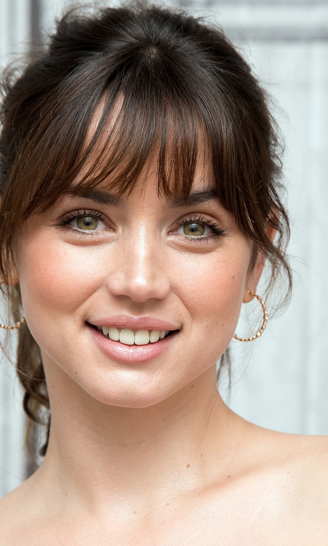 Скачать обои взгляд улыбка актриса ana de armas Ана де Армас