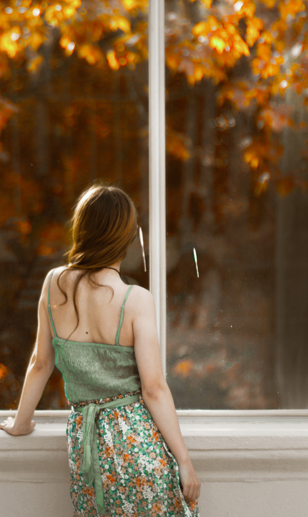Девушка возле окна. Женщина у окна спиной. Девушка со спины. Фотосессия в платье у окна.