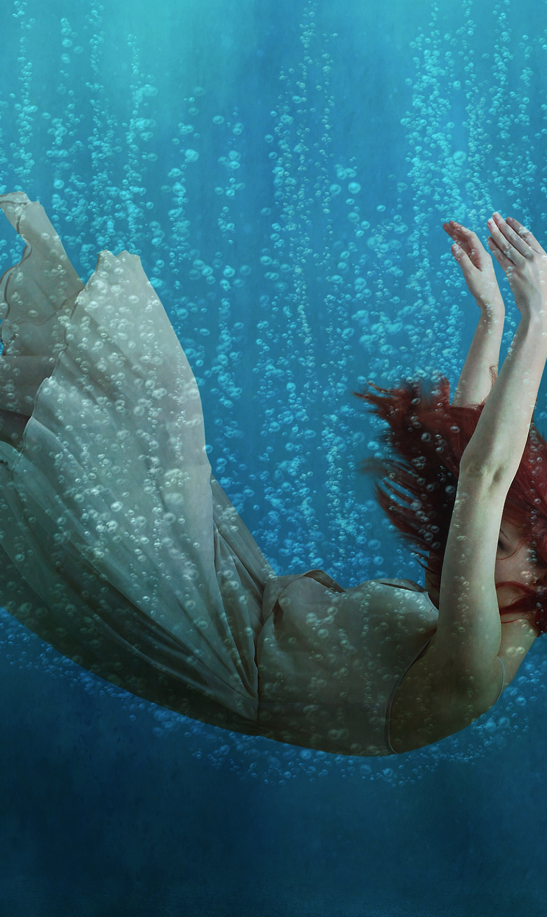 My head is underwater. My head is underwater. Человек тонет в море. My head is underwater. Тонущий человек под водой.