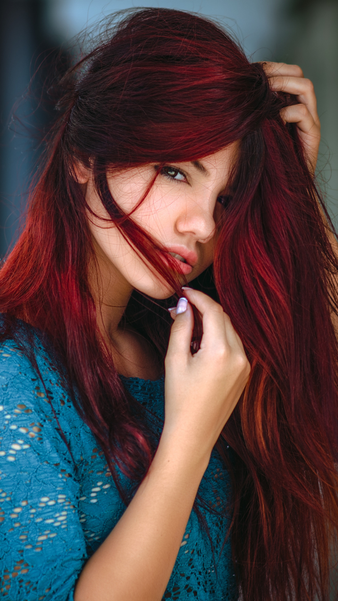 Девушка с красными волосами фото. Скарлет Тейлор с красными волосами. Цвет волос махагони Махаон 55/46. Делайя Гонсалес. Девушка с красными волосами.